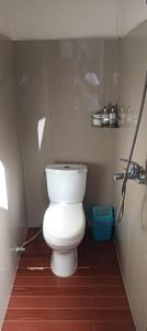uma casa de banho com um WC branco numa cabina em Ashok Homestay em El Nido