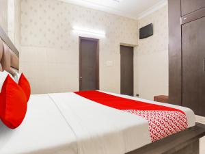 เตียงในห้องที่ Super OYO Flagship Behl Ashiana