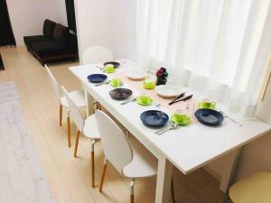 東京にあるアンドステイ島尻5丁目の白いテーブル(白い椅子付)