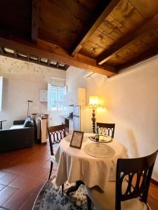 une salle à manger avec une table et une cuisine dans l'établissement Renaissance Suite, à Ferrare