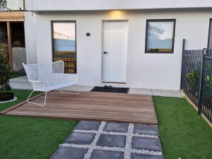 Cosy Secure comfortable for two in Canberra的庭院或其他户外区域