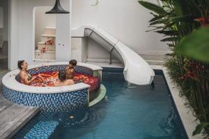 スミニャックにあるEight Palms Villa Seminyak by Ini Vie Hospitalityの2名用のプール(ウォータースライダー付)