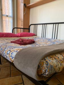 - un lit avec une couverture dans l'établissement Appartamento Saragozza, à Bologne