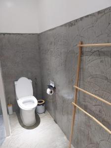 La salle de bains est pourvue de toilettes et d'un rouleau de papier toilette. dans l'établissement Masayana, à El Nido