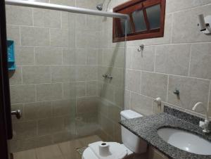 uma casa de banho com um WC e um lavatório em Hotel Pousada Em Guarapari - Pousada Paraiso em Guarapari