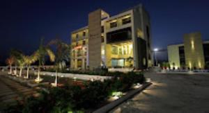 un gran edificio con luces delante de él por la noche en Hotel Riverfront , Prabhas Patan, en Somnath