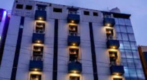 un bâtiment avec des lumières sur son côté dans l'établissement Hotel Riverfront , Prabhas Patan, à Somnath