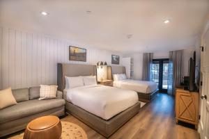 Habitación de hotel con cama y sofá en Homestead Resort, en Midway