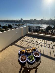 una mesa con tazones de comida en el balcón en FADL Kato, en Asuán