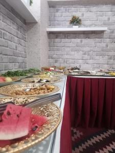 HOTEL SEVEN PARK في نوشهر: بوفيه مع العديد من أطباق الطعام على طاولة