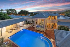 una vista aérea de una casa con piscina en The Newport on Macrossan - Adults Only en Port Douglas