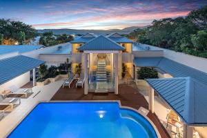 uma vista aérea de uma casa com piscina em The Newport on Macrossan - Adults Only em Port Douglas