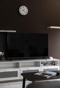 TV a/nebo společenská místnost v ubytování Modern 4BR house perfect for family getaway