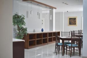 a dining room with a table and chairs at Noola Inn Hotel Bogor in Kamparganya
