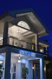 een gebouw met een bord dat luidruchtig is bij Noola Inn Hotel Bogor in Kamparganya