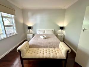 ein Schlafzimmer mit einem Bett, auf dem ein Teddybär liegt in der Unterkunft West Busselton Cottage in Broadwater