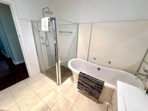 ein Badezimmer mit Badewanne und Dusche in der Unterkunft West Busselton Cottage in Broadwater + 24 Fotos