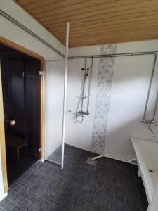 y baño con ducha y lavamanos. en Anttoninvahe 7 130m2 with garden and sauna etc, en Rauma