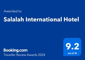 ein blaues Schild mit der Aufschrift Saladin International Hotel in der Unterkunft Salalah International Hotel in Salalah