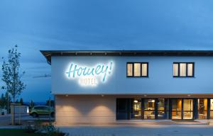 un edificio con un cartel que dice hotel Hunter en Homey! Hotel, en Regensburg