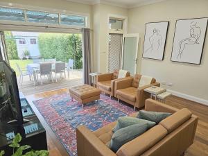 鮑勒爾的住宿－New: Araluen, Heart of Bowral，客厅配有沙发、椅子和桌子
