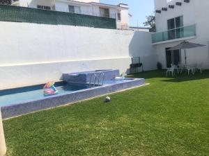 ein Pool in einem Hof neben einem Gebäude in der Unterkunft hermosa casa de descanso in Tlayacapan
