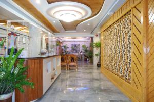 duży korytarz z jadalnią z sufitem w obiekcie Casi Verde Arc Homes w Panglao City