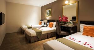 Postel nebo postele na pokoji v ubytování PJ De Inn Hotel