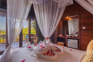Tatak Bunut Private Villa في نوسا ليمبونغان: غرفة نوم بها سرير مع فاكهة