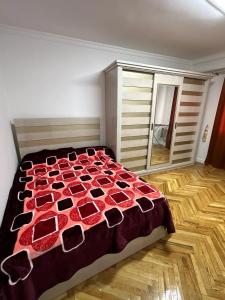 Schlafzimmer mit einem Bett mit einer roten Bettdecke in der Unterkunft Big apartment new furnished in Cairo downtown beside Nile river in Kairo