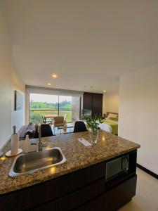 Köök või kööginurk majutusasutuses Room in Studio - Suite hotelera - A 5 minutos del Aeropuerto