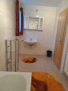 ein Bad mit einem Waschbecken, einer Dusche und einem Waschbecken in der Unterkunft Apartment in Fügenberg/Zillertal 727 in Pankrazberg