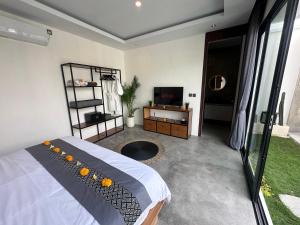 een slaapkamer met een bed met sinaasappels erop bij Bali Bird Villa Canggu in Dalung