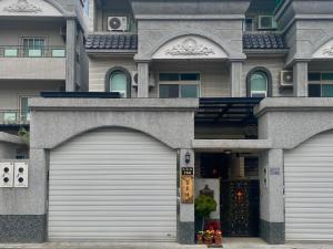 una casa con due porte del garage davanti di Ke Lai Inn B&B a Guanshan