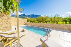 una piscina en una villa con vistas en Villa Castillo Ena, en Agios Nikolaos