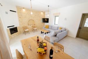 una sala de estar con una mesa y un sofá en Villa Castillo Ena, en Agios Nikolaos