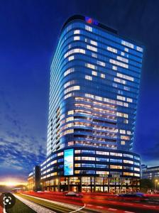 un edificio alto con un cartel en el costado en Hanza Tower Gold 22nd Floor Pool & Sauna & Jacuzzi & SPA, en Szczecin