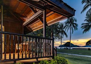 eine Veranda eines Hauses mit Meerblick in der Unterkunft Pelangi Beach Resort & Spa, Langkawi in Pantai Cenang