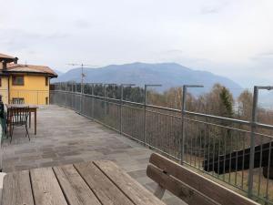 un banc en bois installé au-dessus d'un balcon dans l'établissement Montagna e laghi!, à Pian dei Pradi