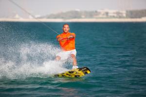 Un homme à son réveil dans l'eau dans l'établissement JA The Resort - JA Lake View Hotel, à Dubaï