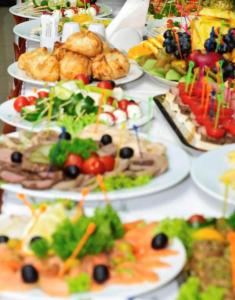 un montón de platos de comida en una mesa en Hanza Tower Gold 22nd Floor Pool & Sauna & Jacuzzi & SPA, en Szczecin