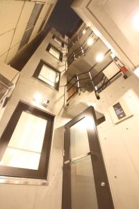东京Tokyo Time Traveler 駅徒歩5分 暮らすように泊まれるホテル的享有大楼的顶部景致,设有门和楼梯
