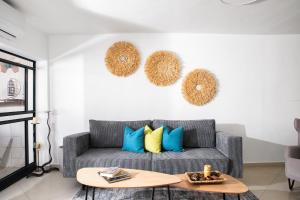 uma sala de estar com um sofá e uma mesa em By Eezy- דירה משפחתית מפנקת 3 חדרי שינה - Hanechoshet em Eilat