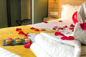 ニースにあるHôtel de France, un hôtel AMMIの赤いバラのベッド