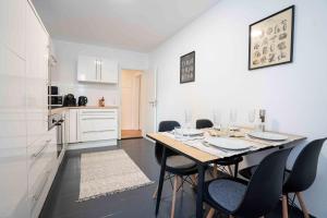 kuchnia i jadalnia ze stołem i krzesłami w obiekcie Zentrale Wohnung am Dom - Parkplatz - Netflix w Augsburgu