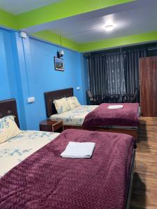 Postel nebo postele na pokoji v ubytování ZORBA HOMESTAY DARJEELING