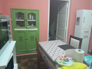 a kitchen with a green cabinet and a table at El rosal ,descanso para viajeros in Junín