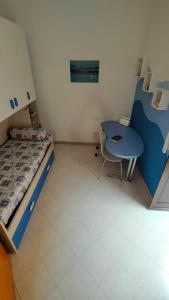 a room with a bed and a desk and a table at La Casa di Elisa in Cagliari