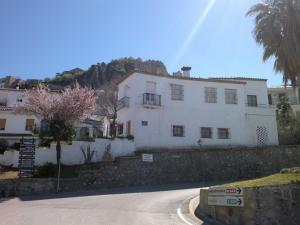 ein weißes Gebäude an der Seite einer Straße in der Unterkunft Casas Azahar-Alucema in Zahara de la Sierra