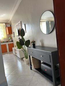 sala de estar con tocador negro y espejo en Escape room, en Kampala